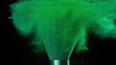 Renkli tozla makyaj fırçası. 1000 fps 'de yüksek hızlı bir kamerayla çekildi. Yüksek kaliteli FullHD görüntüler