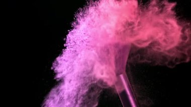 Renkli tozla makyaj fırçası. 1000 fps 'de yüksek hızlı bir kamerayla çekildi. Yüksek kaliteli FullHD görüntüler
