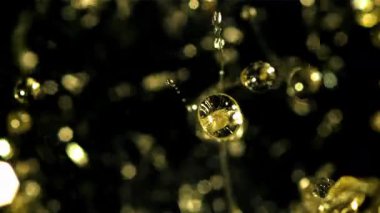 Bir damla zeytinyağı damlatıyor. 1000 fps 'de yüksek hızlı bir kamerayla çekildi. Yüksek kaliteli FullHD görüntüler