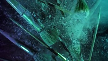 Makyaj fırçaları yukarı aşağı uçar. 1000 fps 'de yüksek hızlı bir kamerayla çekildi. Yüksek kaliteli FullHD görüntüler