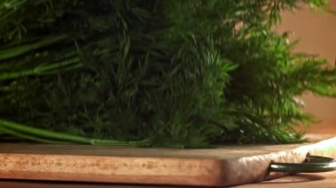 Dill ahşap bir tahtanın üzerine düşer. 1000 fps 'de yüksek hızlı bir kamerayla çekildi. Yüksek kaliteli FullHD görüntüler
