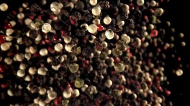 Biberler uçar ve düşer. 1000 fps 'de yüksek hızlı bir kamerayla çekildi. Yüksek kaliteli FullHD görüntüler