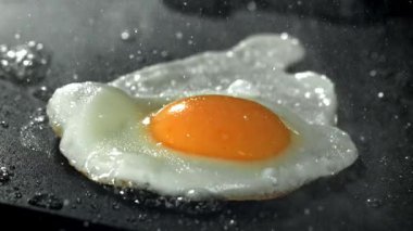 Yumurta tavada kızarır. 1000 fps 'de yüksek hızlı bir kamerayla çekildi. Yüksek kaliteli FullHD görüntüler
