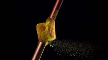 Renkli tozlu makyaj fırçaları. 1000 fps 'de yüksek hızlı bir kamerayla çekildi. Yüksek kaliteli FullHD görüntüler