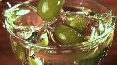 Zeytinler bir bardak yağın içine düşer. 1000 fps 'de yüksek hızlı bir kamerayla çekildi. Yüksek kaliteli FullHD görüntüler