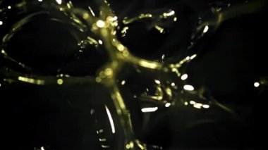 Bir damla zeytinyağı damlatıyor. 1000 fps 'de yüksek hızlı bir kamerayla çekildi. Yüksek kaliteli FullHD görüntüler