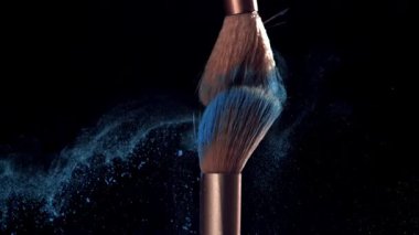 Renkli tozlu makyaj fırçaları. 1000 fps 'de yüksek hızlı bir kamerayla çekildi. Yüksek kaliteli FullHD görüntüler