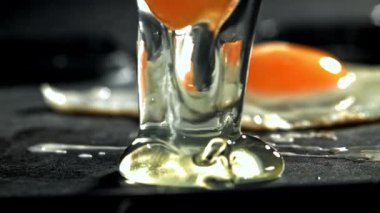 Kırık yumurta tavaya düşer. 1000 fps 'de yüksek hızlı bir kamerayla çekildi. Yüksek kaliteli FullHD görüntüler