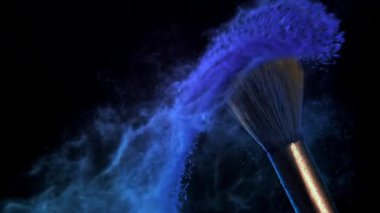 Renkli tozlu makyaj fırçaları. 1000 fps 'de yüksek hızlı bir kamerayla çekildi. Yüksek kaliteli FullHD görüntüler