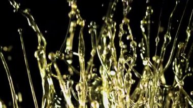 Bir damla zeytinyağı damlatıyor. 1000 fps 'de yüksek hızlı bir kamerayla çekildi. Yüksek kaliteli FullHD görüntüler