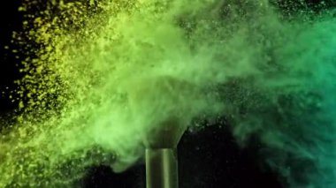 Renkli tozla makyaj fırçası. 1000 fps 'de yüksek hızlı bir kamerayla çekildi. Yüksek kaliteli FullHD görüntüler