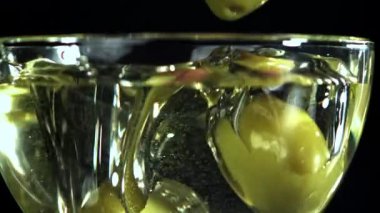 Zeytinler bir bardak yağın içine düşer. 1000 fps 'de yüksek hızlı bir kamerayla çekildi. Yüksek kaliteli FullHD görüntüler