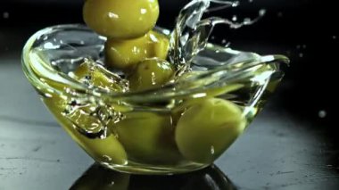 Zeytinler bir bardak yağın içine düşer. 1000 fps 'de yüksek hızlı bir kamerayla çekildi. Yüksek kaliteli FullHD görüntüler