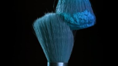 Renkli tozlu makyaj fırçaları. 1000 fps 'de yüksek hızlı bir kamerayla çekildi. Yüksek kaliteli FullHD görüntüler