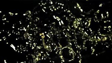 Bir damla zeytinyağı damlatıyor. 1000 fps 'de yüksek hızlı bir kamerayla çekildi. Yüksek kaliteli FullHD görüntüler