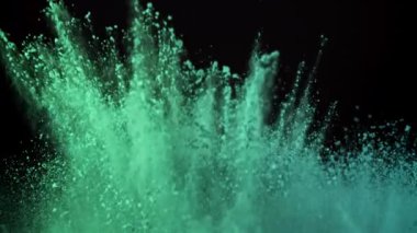 Holi festivali. Renkli tozlar uçar ve düşer. 1000 fps 'de yüksek hızlı bir kamerayla çekildi. Yüksek kaliteli FullHD görüntüler