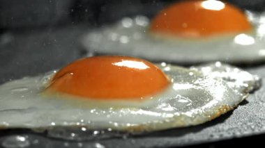 Yumurtalar tavada kızarır. 1000 fps 'de yüksek hızlı bir kamerayla çekildi. Yüksek kaliteli FullHD görüntüler