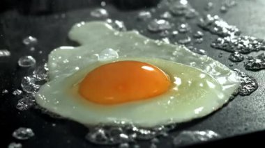 Yumurta tavada kızarır. 1000 fps 'de yüksek hızlı bir kamerayla çekildi. Yüksek kaliteli FullHD görüntüler