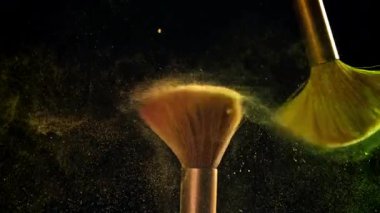 Renkli tozlu makyaj fırçaları. 1000 fps 'de yüksek hızlı bir kamerayla çekildi. Yüksek kaliteli FullHD görüntüler