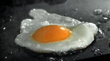 Yumurta tavada kızarır. 1000 fps 'de yüksek hızlı bir kamerayla çekildi. Yüksek kaliteli FullHD görüntüler