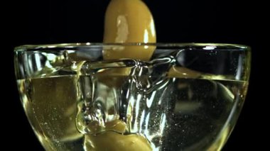 Zeytinler bir bardak yağın içine düşer. 1000 fps 'de yüksek hızlı bir kamerayla çekildi. Yüksek kaliteli FullHD görüntüler
