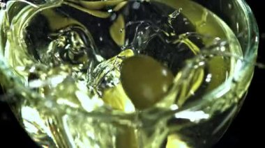 Zeytinler bir bardak yağın içine düşer. 1000 fps 'de yüksek hızlı bir kamerayla çekildi. Yüksek kaliteli FullHD görüntüler