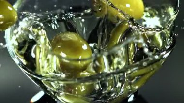 Zeytinler bir bardak yağın içine düşer. 1000 fps 'de yüksek hızlı bir kamerayla çekildi. Yüksek kaliteli FullHD görüntüler