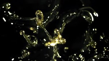 Bir damla zeytinyağı damlatıyor. 1000 fps 'de yüksek hızlı bir kamerayla çekildi. Yüksek kaliteli FullHD görüntüler