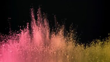 Holi festivali. Renkli tozlar uçar ve düşer. 1000 fps 'de yüksek hızlı bir kamerayla çekildi. Yüksek kaliteli FullHD görüntüler
