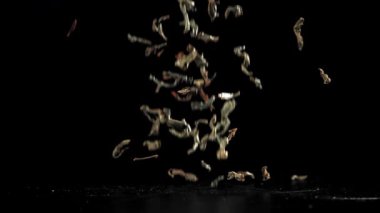 Kuru çay masaya düşer. 1000 fps 'de yüksek hızlı bir kamerayla çekildi. Yüksek kaliteli FullHD görüntüler