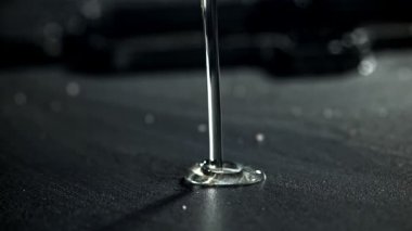 Kırık yumurta tavaya düşer. 1000 fps 'de yüksek hızlı bir kamerayla çekildi. Yüksek kaliteli FullHD görüntüler