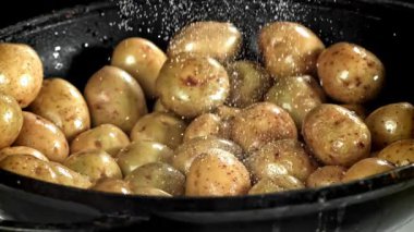 Patatesler büyük bir kızartma tavasında kızartılıyor. 1000 fps 'de yüksek hızlı bir kamerayla çekildi. Yüksek kaliteli FullHD görüntüler