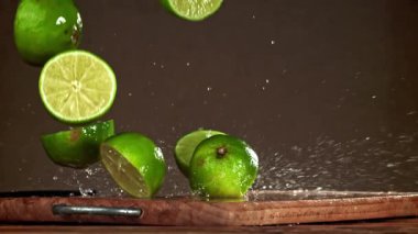 Limon dilimleri ahşap bir masaya düşer. 1000 fps 'de yüksek hızlı bir kamerayla çekildi. Yüksek kaliteli FullHD görüntüler
