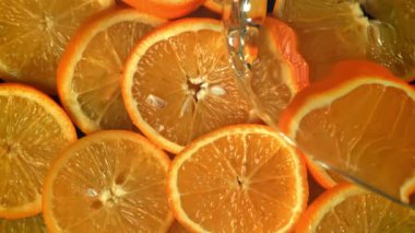 Su turuncuya dökülür. 1000 fps 'de yüksek hızlı bir kamerayla çekildi. Yüksek kaliteli FullHD görüntüler