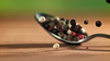 Biberler masaya düşer. 1000 fps 'de yüksek hızlı bir kamerayla çekildi. Yüksek kaliteli FullHD görüntüler