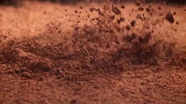Kakao tozu masaya düşer. 1000 fps 'de yüksek hızlı bir kamerayla çekildi. Yüksek kaliteli FullHD görüntüler
