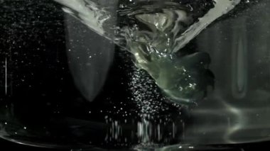 Haşlanmış yumurta pişiriyorum. 1000 fps 'de yüksek hızlı bir kamerayla çekildi. Yüksek kaliteli FullHD görüntüler