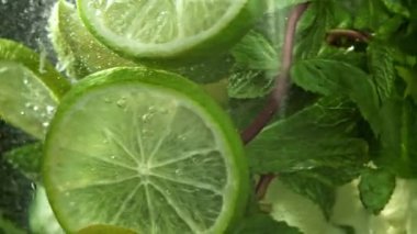 Hava kabarcıklı mojito kokteyli. 1000 fps 'de yüksek hızlı bir kamerayla çekildi. Yüksek kaliteli FullHD görüntüler