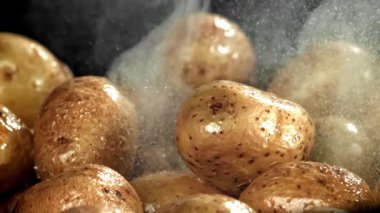 Patatesler büyük bir kızartma tavasında kızartılıyor. 1000 fps 'de yüksek hızlı bir kamerayla çekildi. Yüksek kaliteli FullHD görüntüler