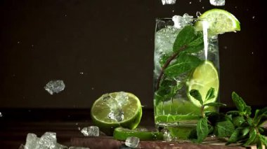 Buz mojito kokteyline düşer. 1000 fps 'de yüksek hızlı bir kamerayla çekildi. Yüksek kaliteli FullHD görüntüler