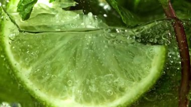 Hava kabarcıklı mojito kokteyli. 1000 fps 'de yüksek hızlı bir kamerayla çekildi. Yüksek kaliteli FullHD görüntüler