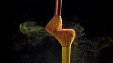 Renkli tozlu makyaj fırçaları. 1000 fps 'de yüksek hızlı bir kamerayla çekildi. Yüksek kaliteli FullHD görüntüler
