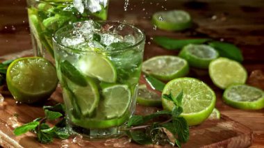 Buz mojito kokteyline düşer. 1000 fps 'de yüksek hızlı bir kamerayla çekildi. Yüksek kaliteli FullHD görüntüler