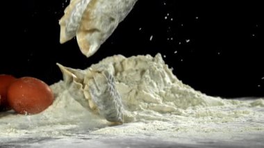 Asya gyoze köfteleri un ile masaya düşer. 1000 fps 'de yüksek hızlı bir kamerayla çekildi. Yüksek kaliteli FullHD görüntüler