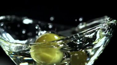 Zeytinler bir bardak yağın içine düşer. 1000 fps 'de yüksek hızlı bir kamerayla çekildi. Yüksek kaliteli FullHD görüntüler