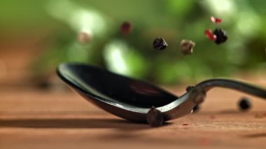 Biberler masaya düşer. 1000 fps 'de yüksek hızlı bir kamerayla çekildi. Yüksek kaliteli FullHD görüntüler