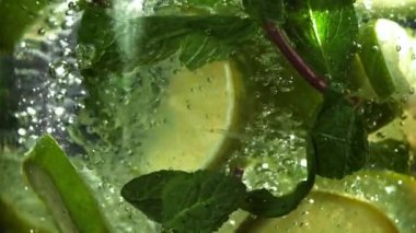 Hava kabarcıklı mojito kokteyli. 1000 fps 'de yüksek hızlı bir kamerayla çekildi. Yüksek kaliteli FullHD görüntüler