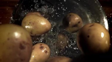 Patatesler tencereye düşer. 1000 fps 'de yüksek hızlı bir kamerayla çekildi. Yüksek kaliteli FullHD görüntüler