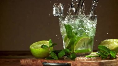 Buz mojito kokteyline düşer. 1000 fps 'de yüksek hızlı bir kamerayla çekildi. Yüksek kaliteli FullHD görüntüler