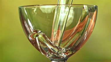 Zeytin yağı cam bir kaba dökülür. 1000 fps 'de yüksek hızlı bir kamerayla çekildi. Yüksek kaliteli FullHD görüntüler